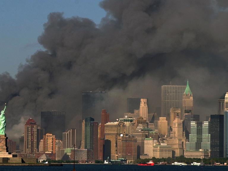 Am 11. September 2001 steigt dichter Rauch aus dem Bereich hinter der Freiheitsstatue (unten links) in den Himmel, wo die Türme des World Trade Centers standen.