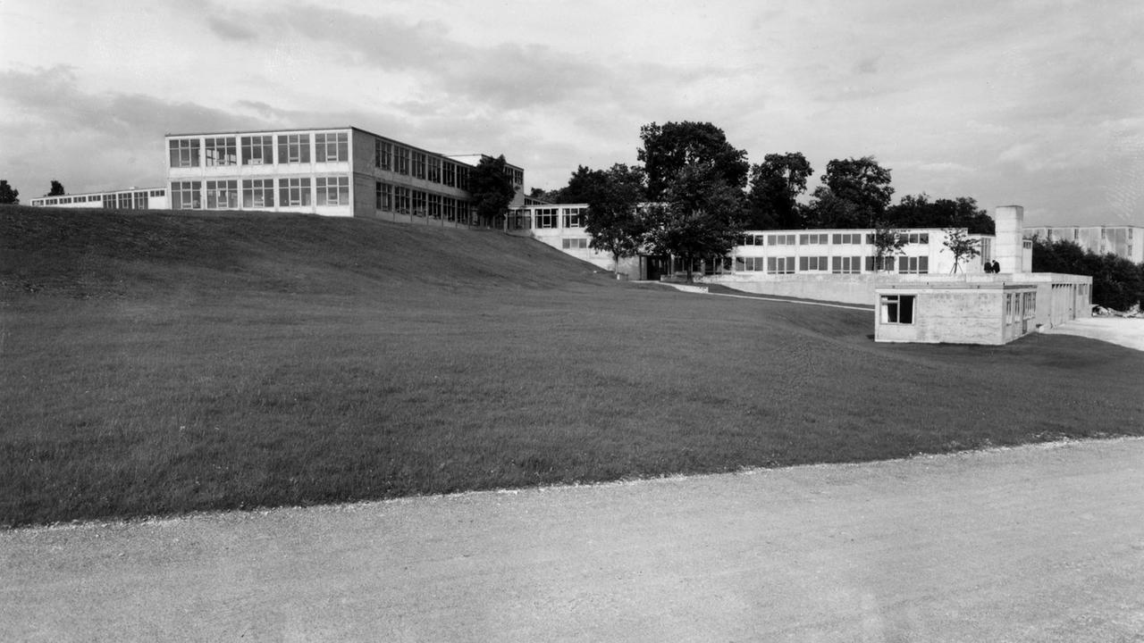 Die Gebäude der Hochschule für Gestaltung in Ulm. Aufnahme vom 2. Oktober 1955; der Bildtitel lautete: "Die Ausbildungsabteilungen der neuartigen Hochschule umfassen Produktform, Architektur, Stadtbau, Information und visuelle Gestaltung."