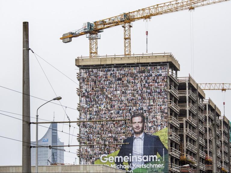 Ein riesiges Poster zeigt das Porträt von Michael Kretschmer, Landeshauptmann von Sachsen und Mitglied der CDU, an einer Gebäudemauer im Wahlkampf am 19. Juli 2019 in Leipzig.