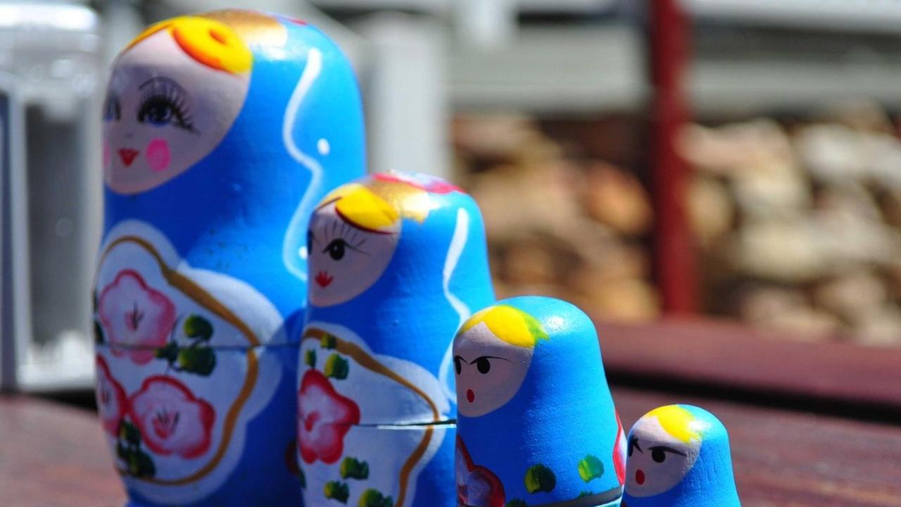 Fünf russische Matrjoschka-Puppen nebeneinander