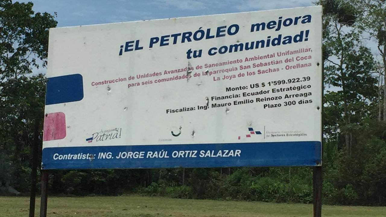"Das Erdöl verbessert Deine Gemeinde" - steht auf einem Schild in Selva Alegre, einem Ort  im ecuadorianischen Amazonasgebiet. 