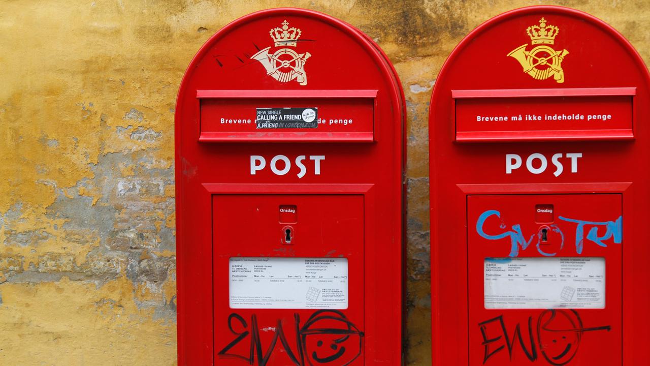 Zwei Briefkästen in einer dänischen Stadt