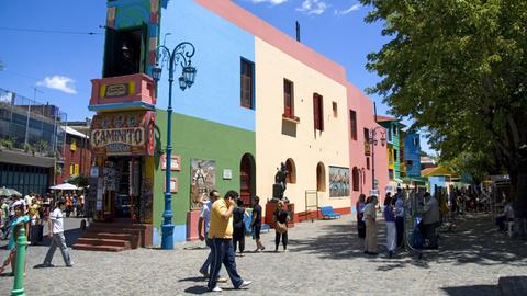 Menschen auf der Straße im Stadtviertel La Bocca von Buenos Aires.