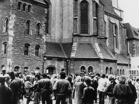 Demonstranten vor der Nikolaikirche in Leipzig. Nach einem Gedenkgottesdienst in der Leipziger Nikolaikirche am 9.10.1989 demonstrierten schätzungsweise 70.000 Menschen mit einem Protestzug durch die Innenstadt für demokratische Erneuerungen in der DDR.