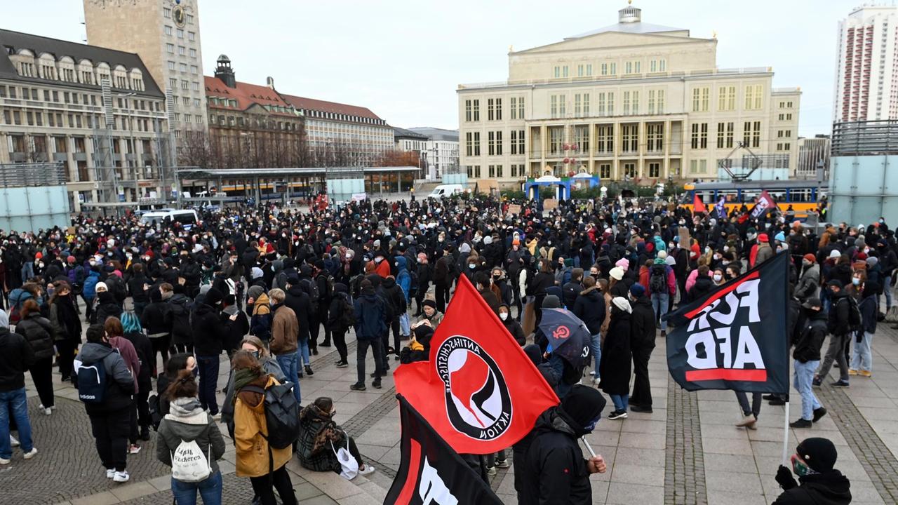 Teilnehmer der Kundgebung des Aktionsnetzwerkes "Leipzig nimmt Platz" haben sich auf dem Augustusplatz versammelt. Ihr Protest richtet sich gegen eine Kundgebung von Gegnern der Corona-Politik.