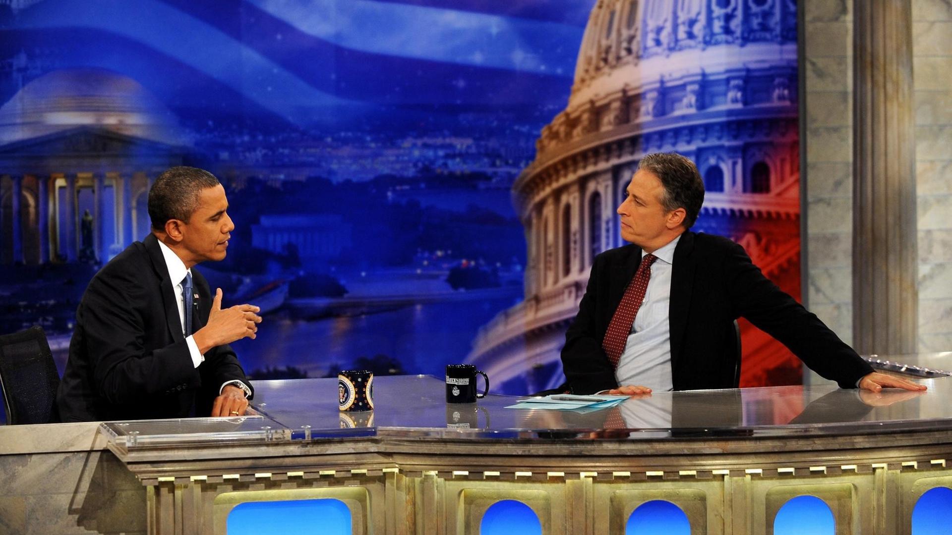 US-Präsident Barack Obama (l) als Gast in der "Daily Show" von Talkmaster Jon Stewart während einer Werbepause