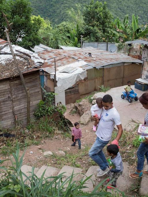 Wenige Wochen vor Weihnachten 2019 weiß Familienvater Jose Gregorio Machado nicht, ob er seiner Familie ein Weihnachtsessen und Geschenke bieten kann. Caracas, Venezuela.