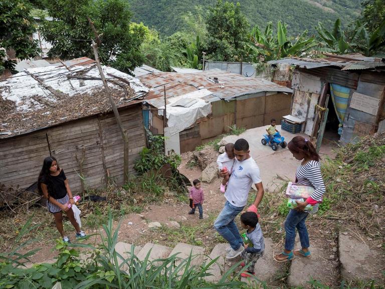 Wenige Wochen vor Weihnachten 2019 weiß Familienvater Jose Gregorio Machado nicht, ob er seiner Familie ein Weihnachtsessen und Geschenke bieten kann. Caracas, Venezuela.