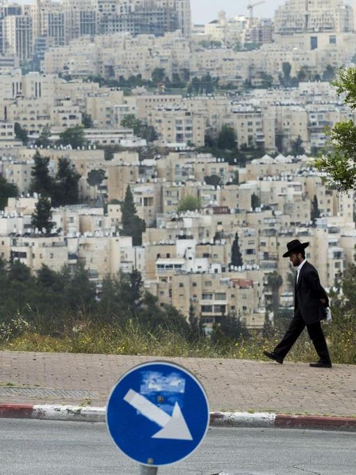 Ein ultra-orthodoxer Jude geht eine Straße im Ortsteil Ramot Shlomo in Ost-Jerusalem entlang.