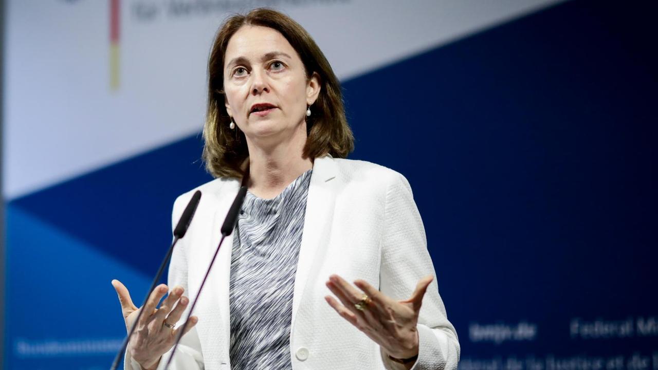 26.03.2018, Berlin: Katarina Barley (SPD), Bundesjustizministerin, gibt nach einem Treffen mit einer Facebook-Delegation eine Pressekonferenz. Im Zentrum des Treffens stand der Datenskandal.