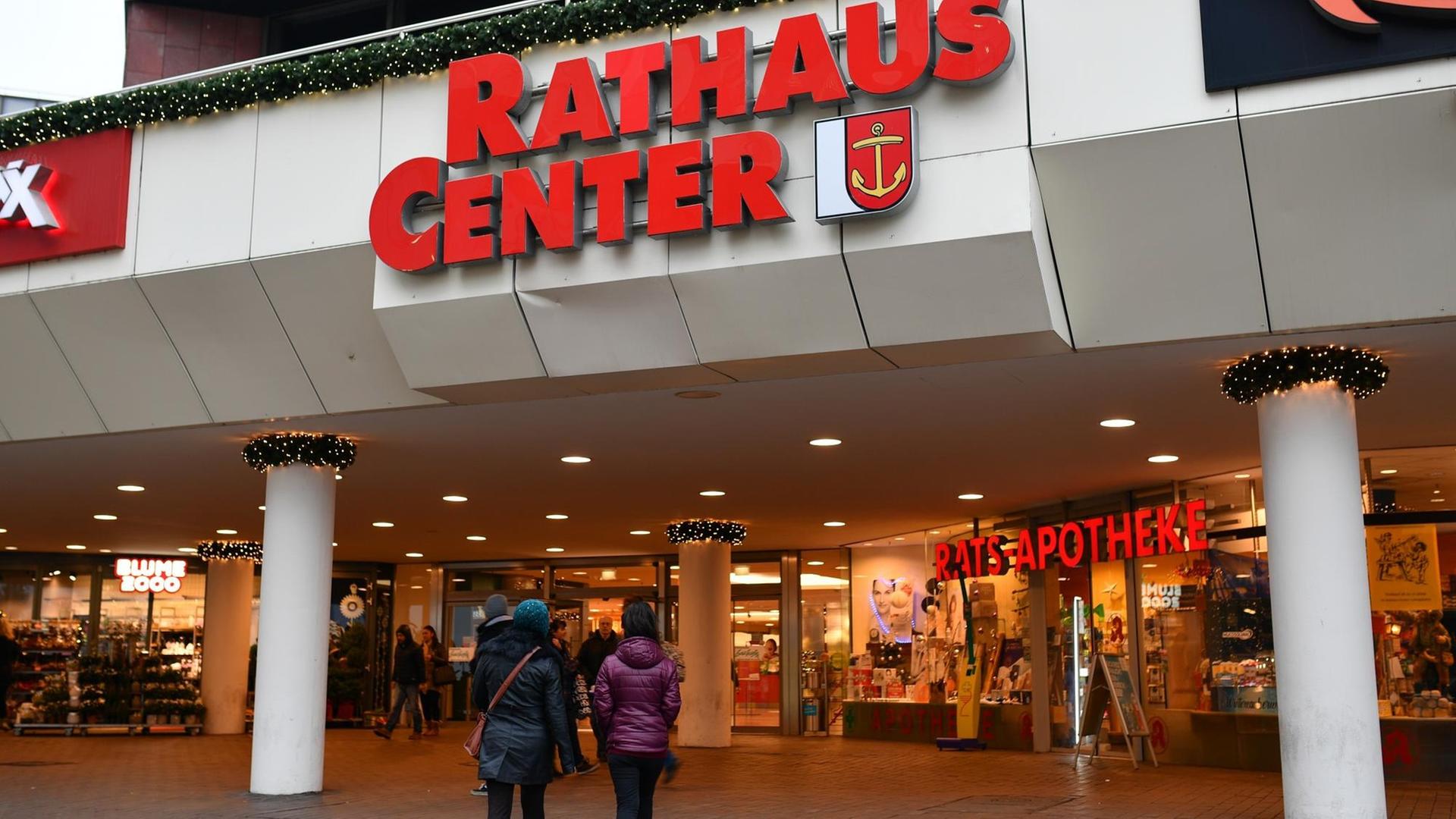 Ein zwölfjähriger Junge hat nach Medienberichten versucht, einen Bombenanschlag auf dem Ludwigshafener Weihnachtsmarkt und in der Nähe des Rathauses zu verüben. Ein zwölfjähriger Junge hat nach Medienberichten versucht, einen Bombenanschlag auf dem Ludwigshafener Weihnachtsmarkt und in der Nähe des Rathauses zu verüben.