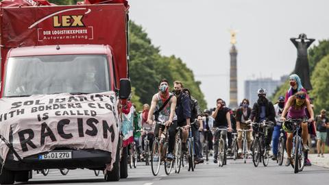 Teilnehmer einer Demonstration gegen Rassismus in Berlin