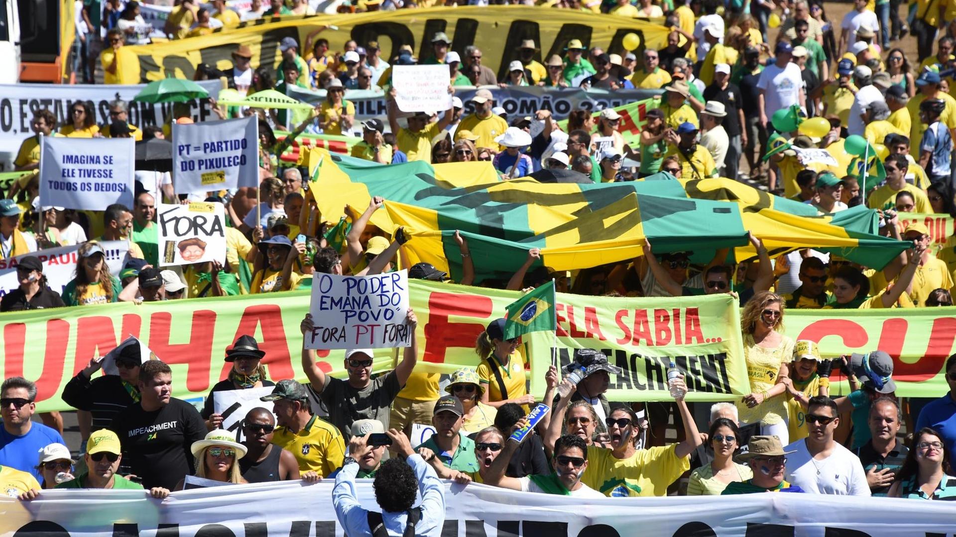 Demonstranten protestieren am 16.08.15 in der brasilianischen Hauptstadt Brasilia gegen Präsidentin Dilma Rousseff