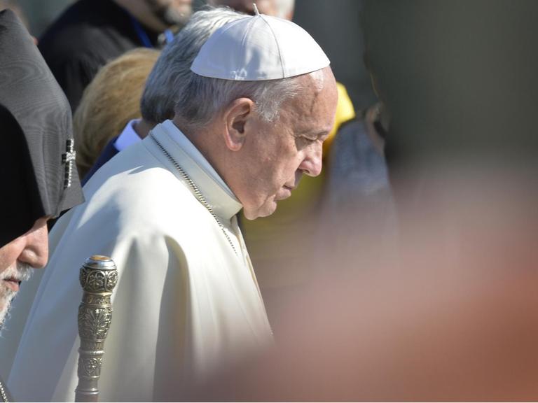 Papst Franziskus und das Oberhaupt der apostolisch-armenischen Kirche, Katholikos Karekin II., besuchen das Genozid-Mahnmal in der armenischen Hauptstadt Eriwan.