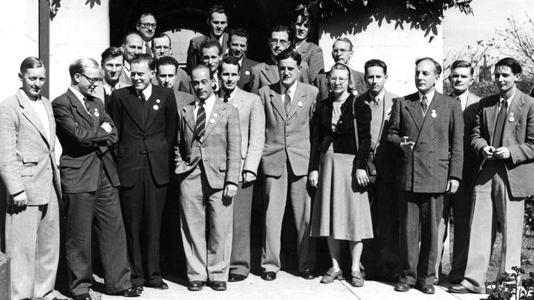 Allein unter Männern: Ruby Payne-Scott (5. von rechts) auf einer Tagung von Radioastronomen.