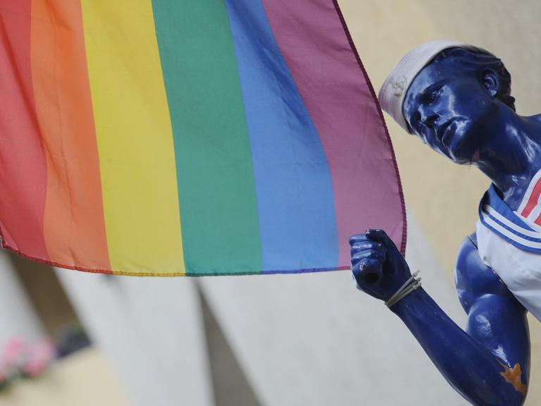 Eine Regenbogenfahne, Symbol der Lesben und Schwulen, hängt in der Innenstadt von Frankfurt am Main.