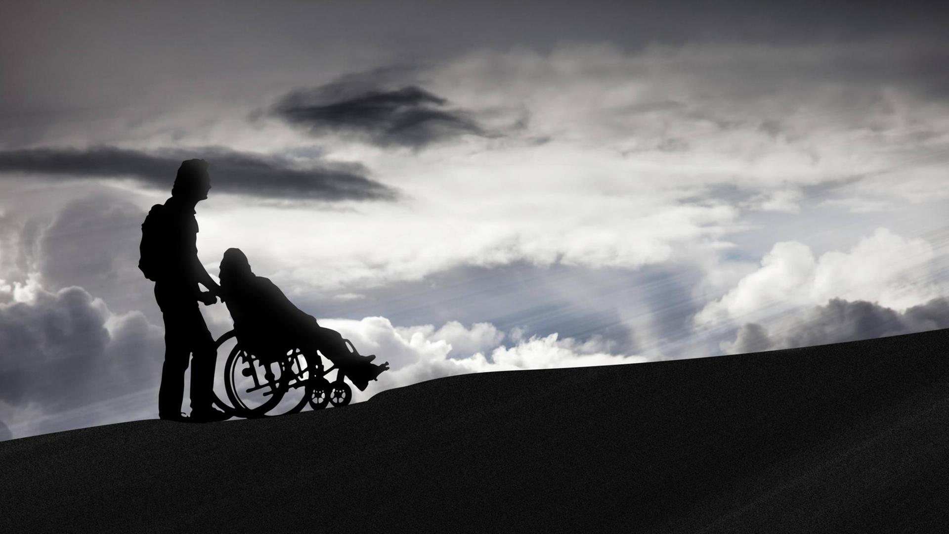 Schattenriss: eine Person schiebt einen Rollstuhlfahrer