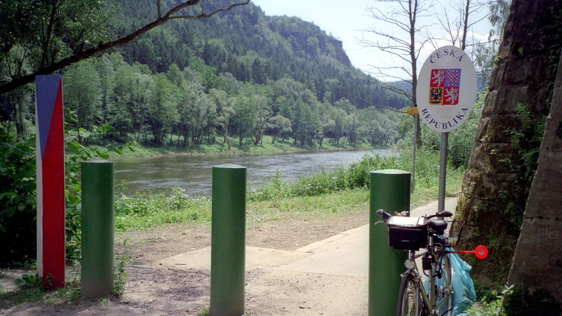 Deutsch-tschechischer Grenzübergang für Radfahrer am Elberadweg bei Hrensko.
