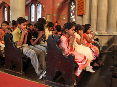 Kinder in der Kathedrale von Lahore