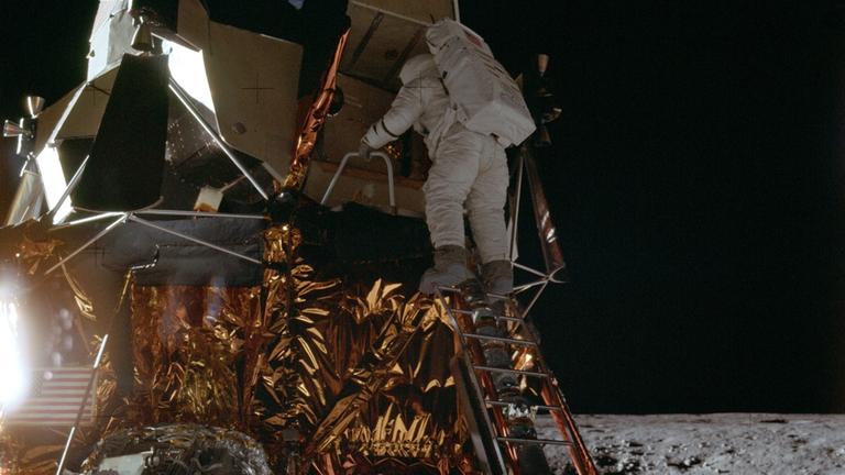 Der Apollo-12-Astronaut Alan L. Bean kurz vor dem Betreten des Mondes