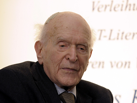 Der Schriftsteller Hans Keilson, aufgenommen nach der Verleihung des Literaturpreises der Tageszeitung "Die Welt" in Berlin.