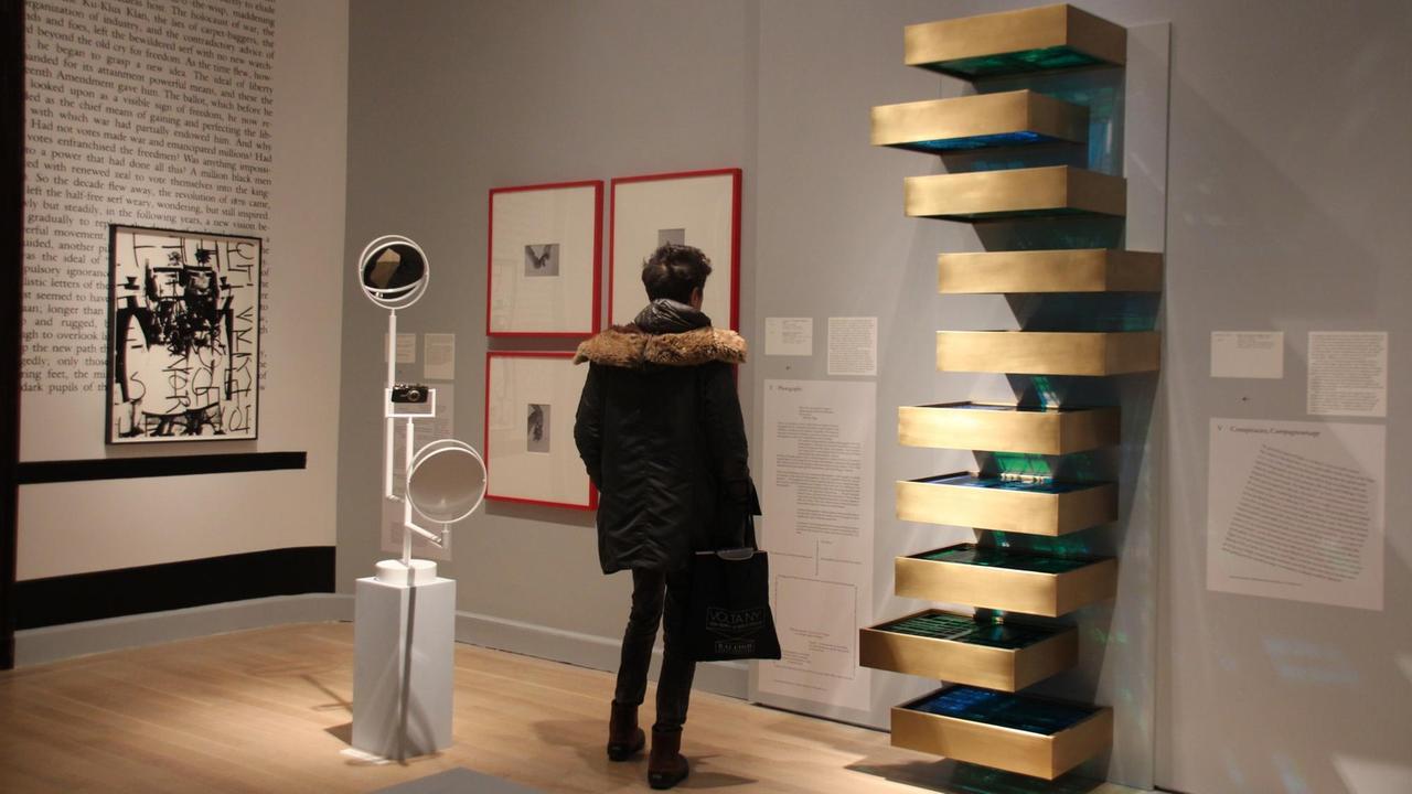 Ein Besucher schaut sich am 16.03.2017 in der Ausstellung «The Arcades: Contemporary Art and Walter Benjamin» im Jewish Museum in New York (USA) um. Es ist eine Schau zum letzten Buch des deutschen Philosophen Walter Benjamin (1892-1940): «Das Passagen-Werk».(zu dpa New Yorker Jewish Museum zeigt Teddybären und Walter Benjamin vom 18.03.2017) Foto: Christina Horsten/dpa | Verwendung weltweit