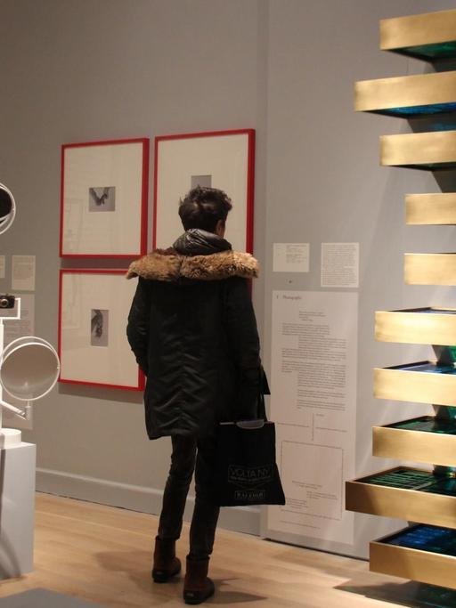 Ein Besucher schaut sich am 16.03.2017 in der Ausstellung «The Arcades: Contemporary Art and Walter Benjamin» im Jewish Museum in New York (USA) um. Es ist eine Schau zum letzten Buch des deutschen Philosophen Walter Benjamin (1892-1940): «Das Passagen-Werk».(zu dpa New Yorker Jewish Museum zeigt Teddybären und Walter Benjamin vom 18.03.2017) Foto: Christina Horsten/dpa | Verwendung weltweit (Quelle: dpa)