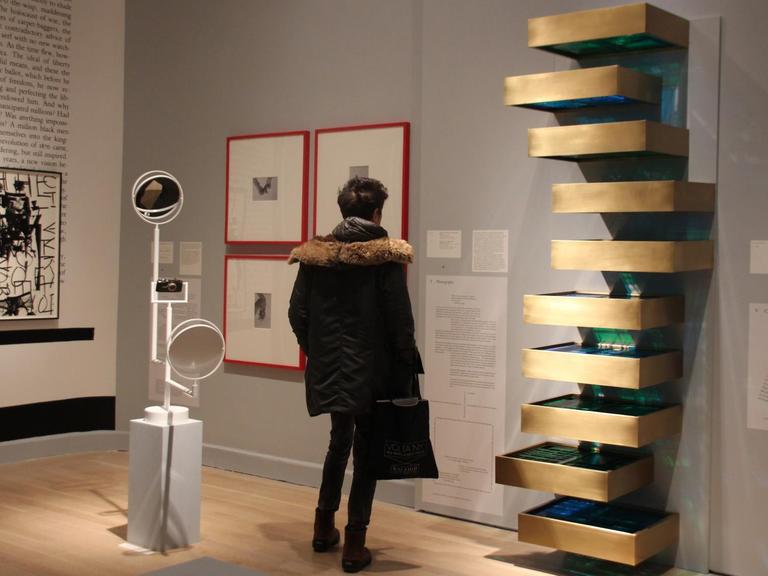 Ein Besucher schaut sich am 16.03.2017 in der Ausstellung «The Arcades: Contemporary Art and Walter Benjamin» im Jewish Museum in New York (USA) um. Es ist eine Schau zum letzten Buch des deutschen Philosophen Walter Benjamin (1892-1940): «Das Passagen-Werk».(zu dpa New Yorker Jewish Museum zeigt Teddybären und Walter Benjamin vom 18.03.2017) Foto: Christina Horsten/dpa | Verwendung weltweit (Quelle: dpa)