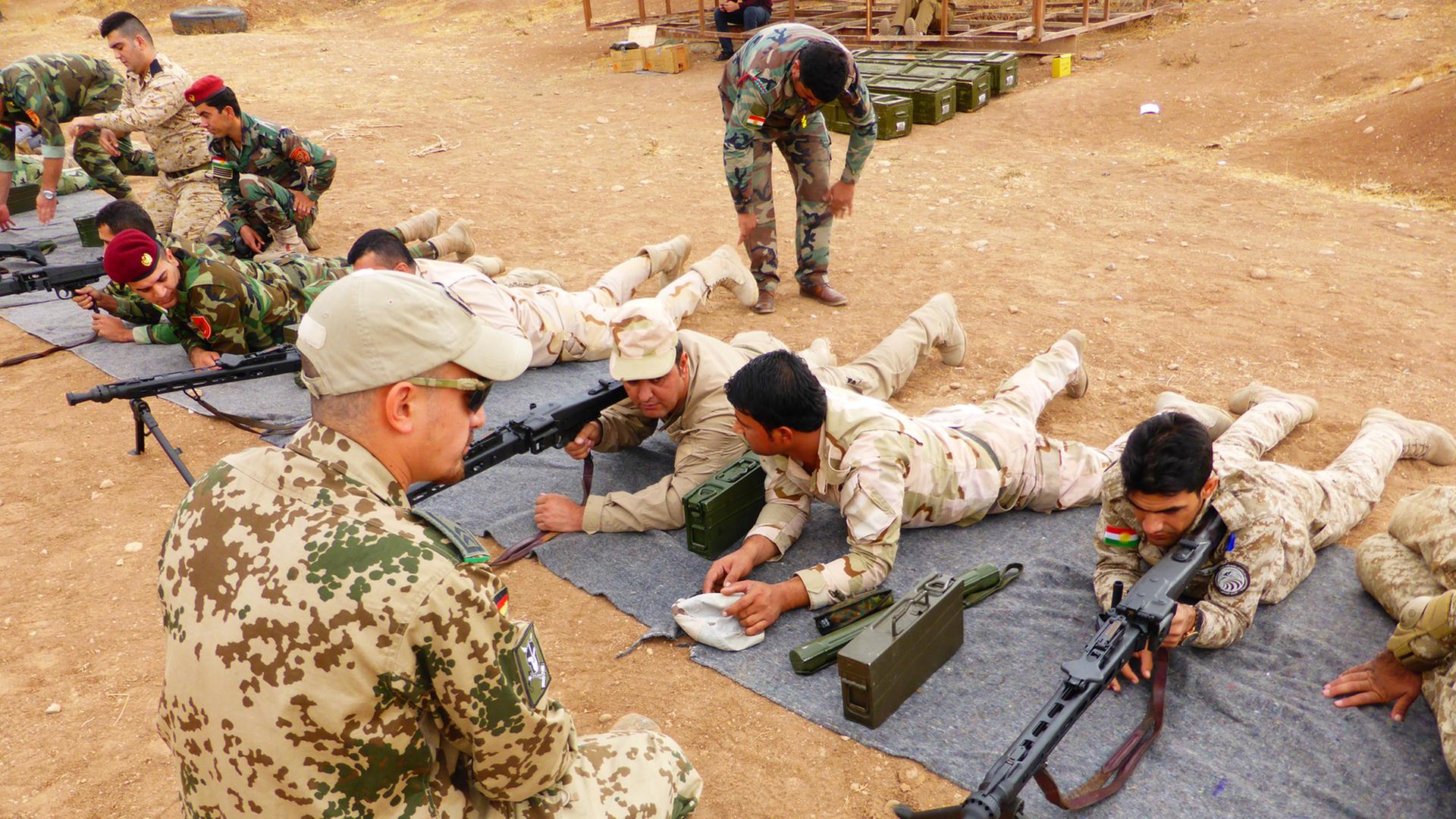 Einweisung der kurdischen Peschmerga in die Handhabung des Maschinengewehres (MG3) durch Soldaten der Bundeswehr auf einer Schießanlage des Peschmerga-Ausbildungszentrums nahe der nordirakischen Stadt Erbil, am 14.10.2014.