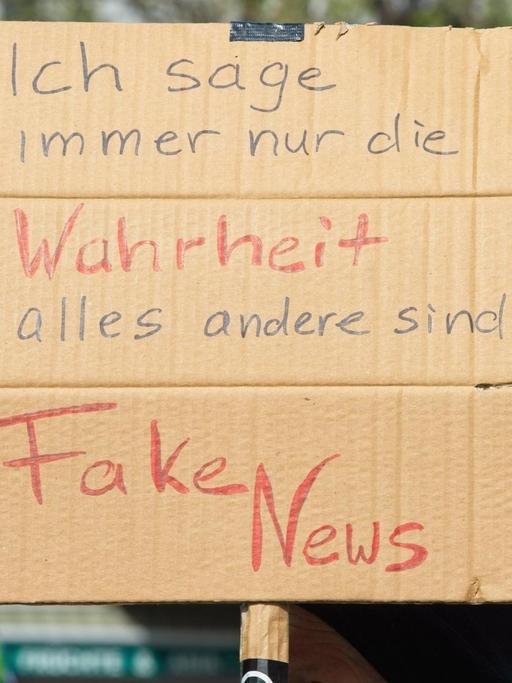 Zu sehen ist ein Plakat bei einer Demo mit dem Text "Ich sage immer nur die Wahrheit - alles Andere sind Fake News"