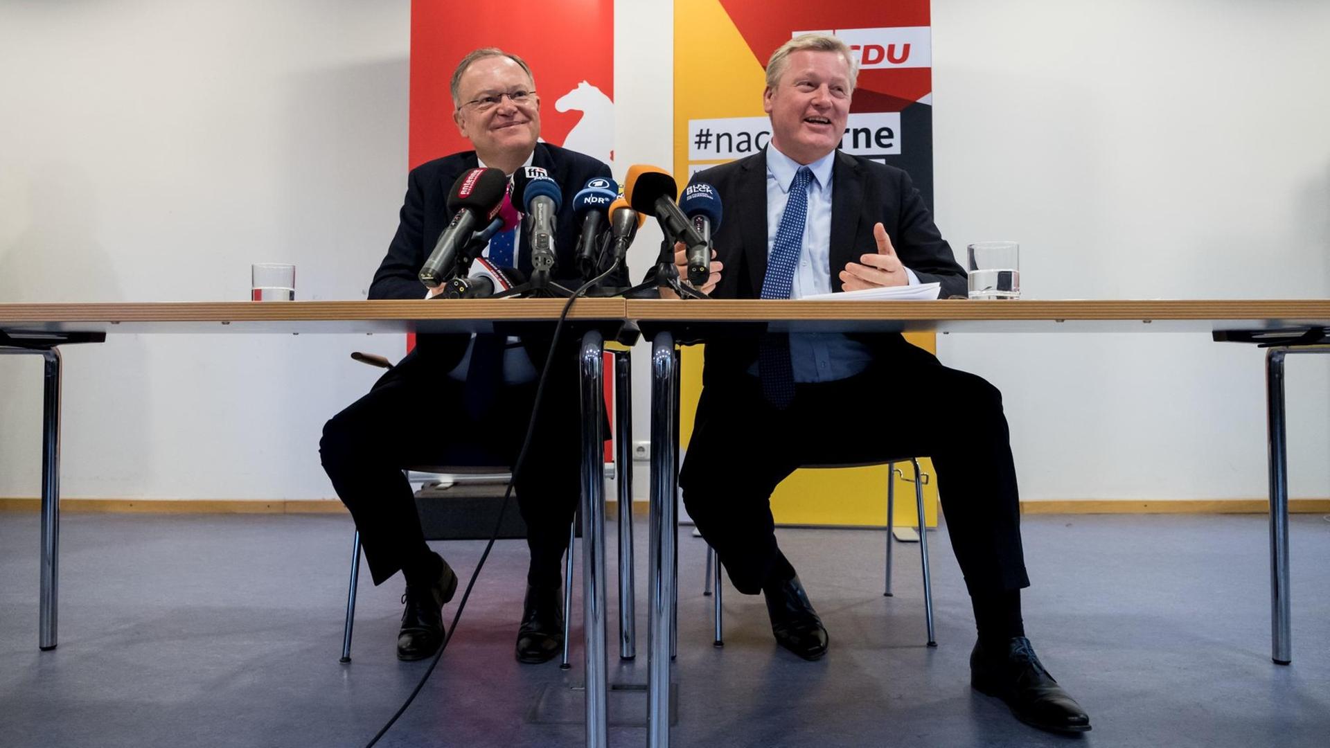 Der Ministerpräsident von Niedersachsen, Stephan Weil (l, SPD) und der CDU-Landesvorsitzende, Bernd Althusmann, verkünden eine Große Koalition für das Land.
