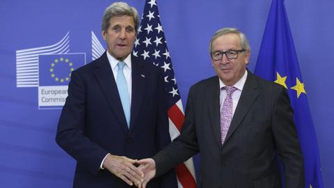US-Außenminister John Kerry (links) steht mit EU-Kommissionspräsident Jean-Claude Juncker vor einer USA- und Europaflagge in Brüssel.