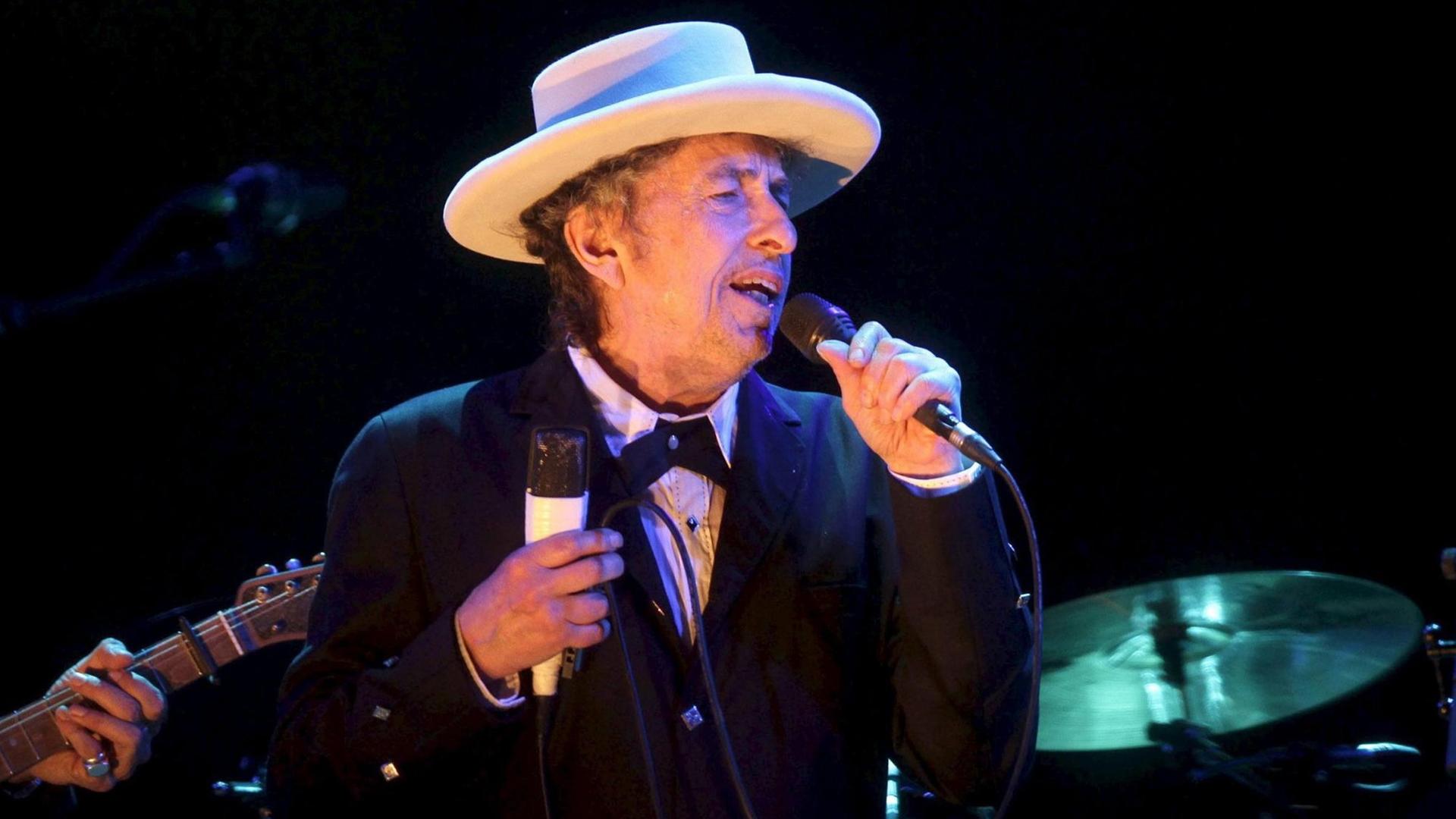 epa03306111 US musician Bob Dylan performs on stage during his concert on the second day of Benicassim International Music Festival (FIB) in Benicassim, Castellon, eastern Spain, 13 July 2012. EPA/DOMENECH CASTELLO |