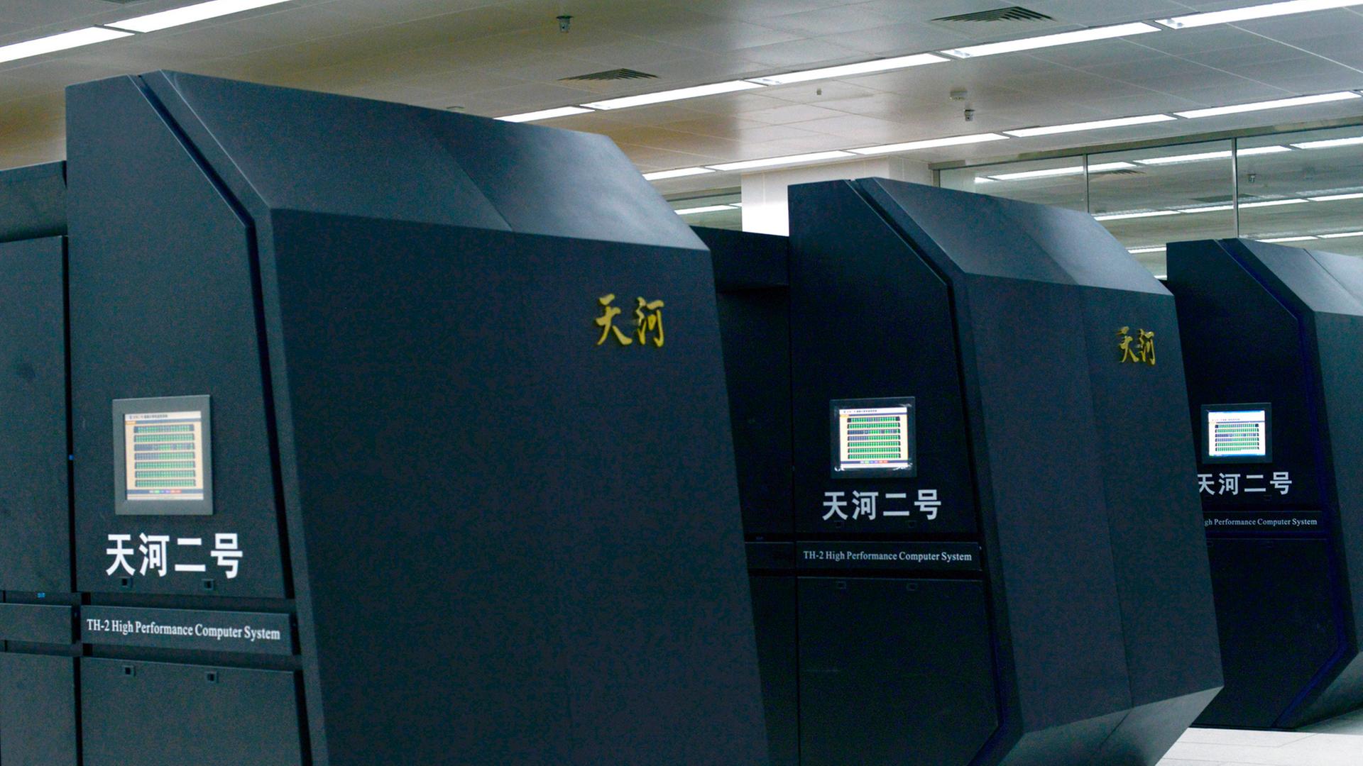 Der chinesische Supercomputer Tianhe-2 steht in einer großen Halle.