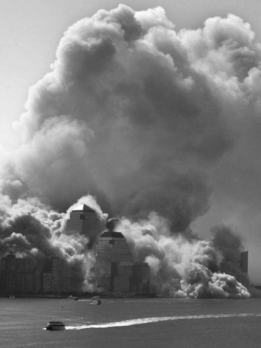 In einer dicken Rauchwolke verschwinden die einstürzenden Türme des World Trade Center in New York nach dem Anschlag am 11.9.2001.