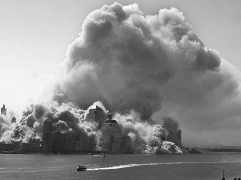 In einer dicken Rauchwolke verschwinden die einstürzenden Türme des World Trade Center in New York nach dem Anschlag am 11.9.2001.