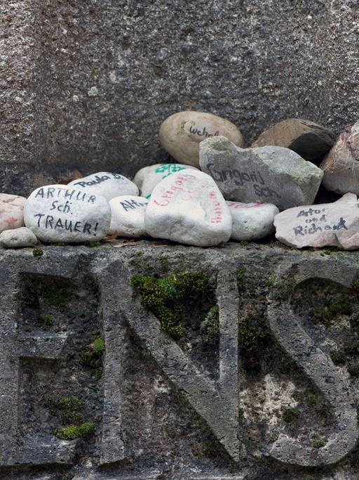 Beschriftete Steine erinnern auf dem Friedhof der Gedenkstätte Hadamar in Hessen an die hier bestatteten Opfer der NS-Euthanasie-Morde. Während der NS-Zeit wurden in der "Landesheilanstalt Hadamar" 15.000 Menschen ermordet und verbrannt.
