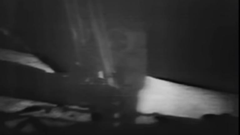 Unscharfes Schwarz-Weiß-Bild, aber eines, das die Welt bewegte: Neil Armstrongs Schritt auf den Mond.