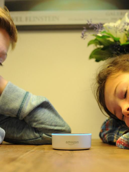 Der Amazon Echo Dot ist ein Lautsprecher, der auf den Namen "Alexa" hört und als Sprach-Schnittstelle zu Amazon-Produkten fungiert.