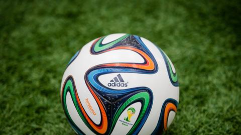 "Brazuca" heißt der Spielball für die Fußball-WM 2014 in Brasilien. Rund ein halbes Jahr vor WM-Anpfiff ist am 03.12.2013 in Rio de Janeiro der offizielle Spielball der Weltmeisterschaft, "Brazuca", vorgestellt worden.