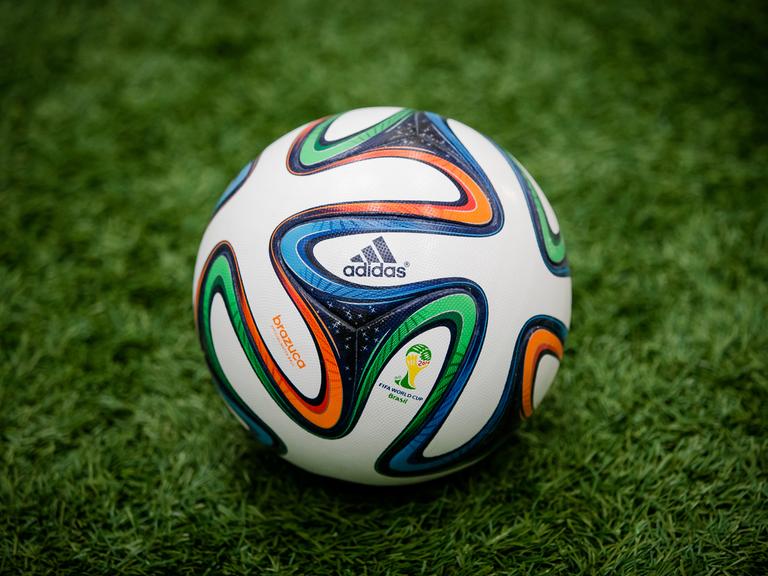 "Brazuca" heißt der Spielball für die Fußball-WM 2014 in Brasilien. Rund ein halbes Jahr vor WM-Anpfiff ist am 03.12.2013 in Rio de Janeiro der offizielle Spielball der Weltmeisterschaft, "Brazuca", vorgestellt worden.