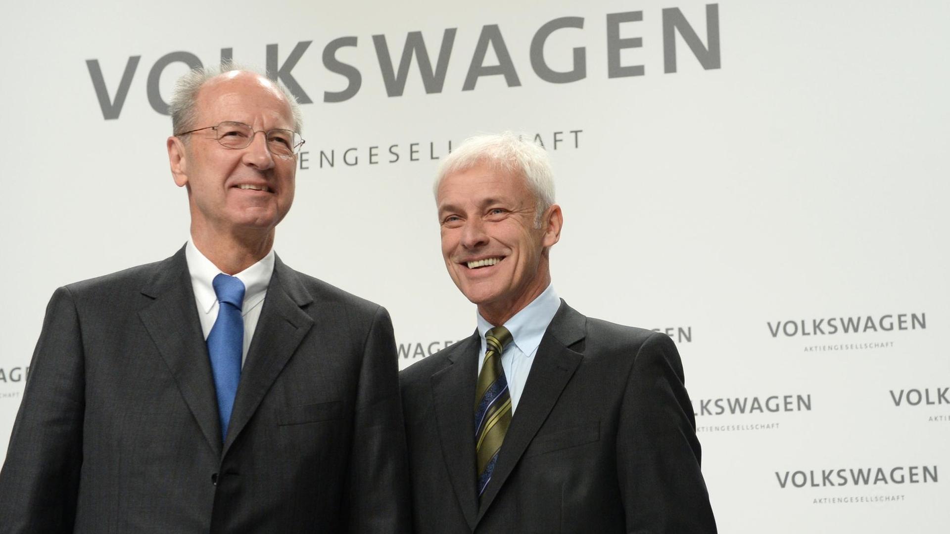 VW-Aufsichtsratschef Pötsch und Vorstandschef Müller bei einer Pressekonferenz in Wolfsburg.