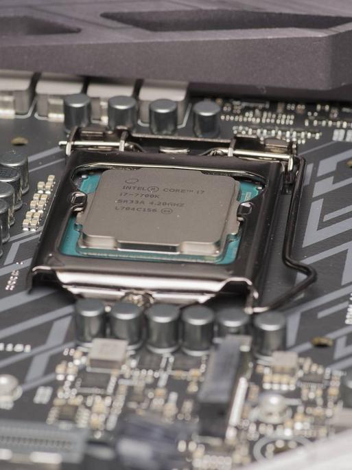 Computer-Hardware: Zu sehen ist ein Intel i7-7700k-Prozessor auf einem Motherboard.