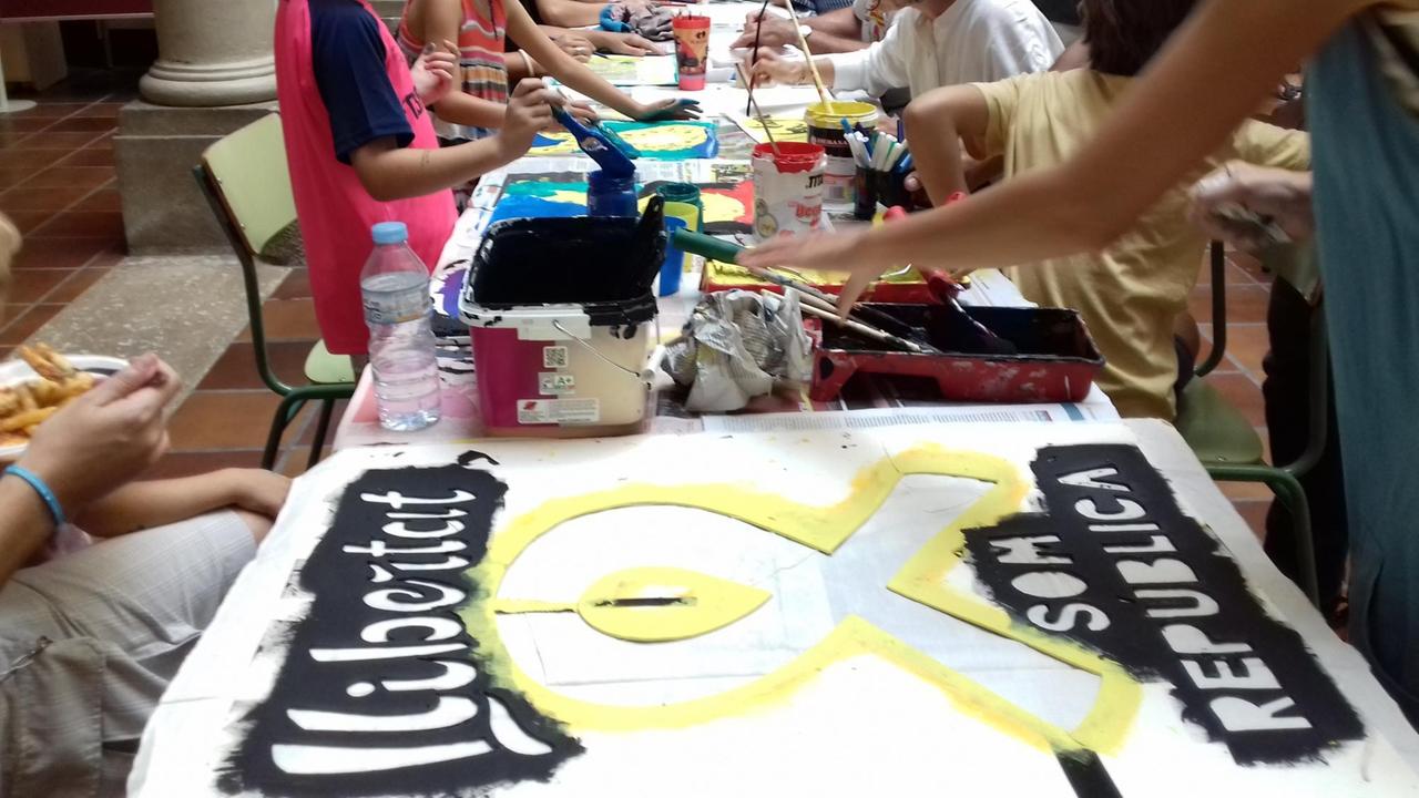 Kinder und Erwachsene malen Plakate, auf denen sie die Unabhängigkeit Kataloniens fordern