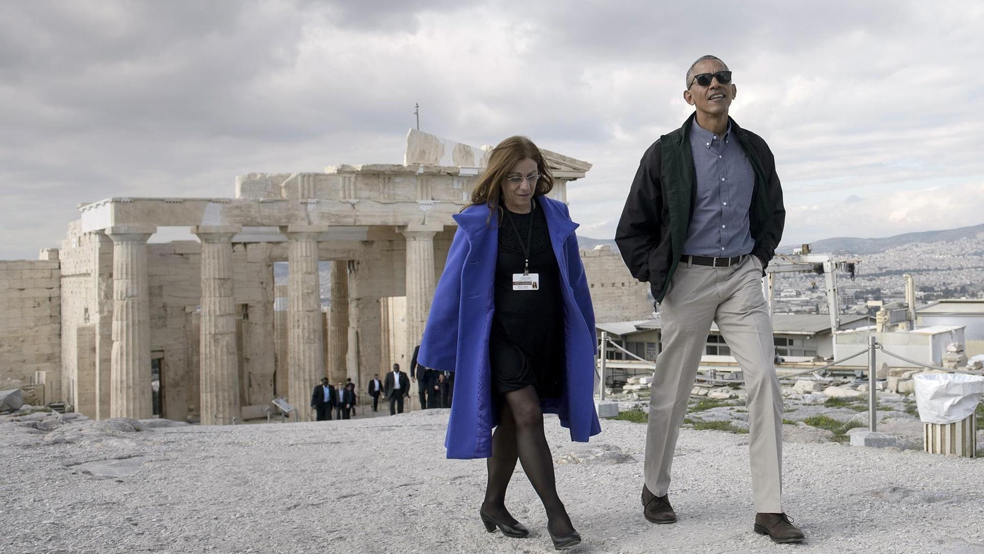 US-Präsdident Barack Obama an der Seite der griechischen Kulturministerin Eleni Banou beim Besuch der Akropolis am 16.11.2016.