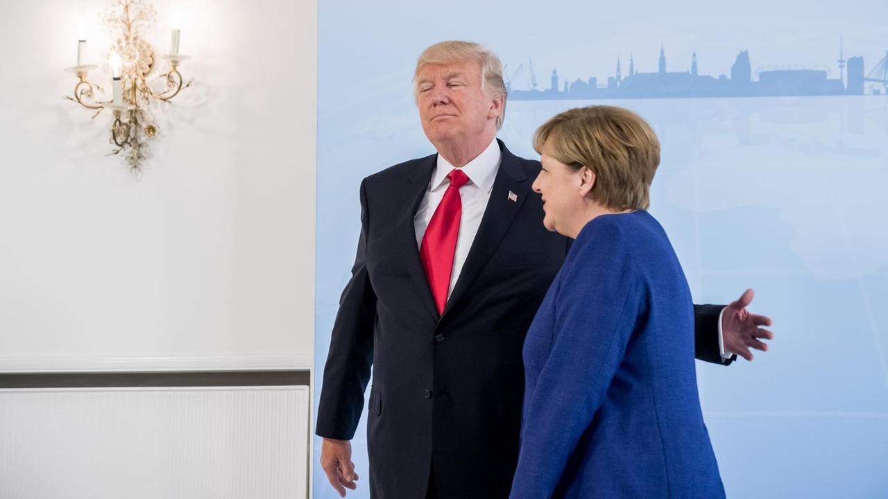 Bundeskanzlerin Angela Merkel (CDU) begrüßt im Hotel Atlantic in Hamburg vor Beginn des G20-Gipfels US-Präsident Donald Trump.