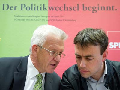 Der designierte baden-württembergische Ministerpräsident Winfried Kretschmann (l, Grüne) und SPD-Landeschef Nils Schmid