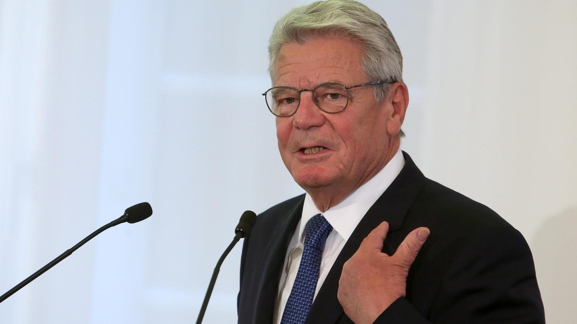 Bundespräsident Joachim Gauck spricht am 27.09.2015 in der Staatskanzlei in Mainz (Rheinland-Pfalz).