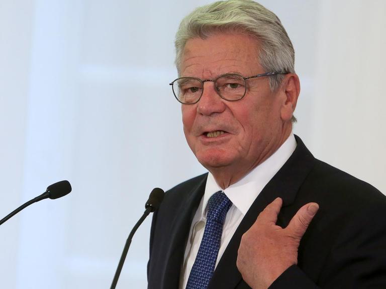 Bundespräsident Joachim Gauck spricht am 27.09.2015 in der Staatskanzlei in Mainz (Rheinland-Pfalz).