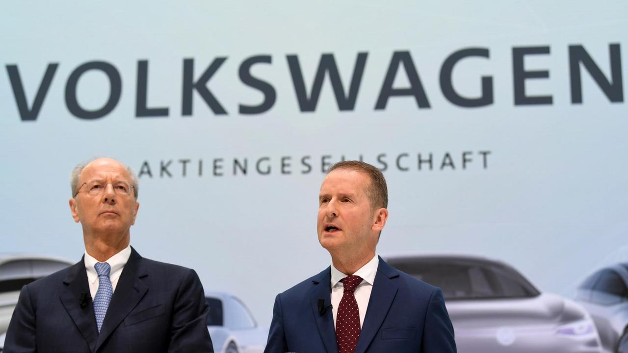 Herbert Diess (r), Vorstandsvorsitzender der Volkswagen AG, und Hans Dieter Pötsch, Vorsitzender des Aufsichtsrats der Volkswagen AG